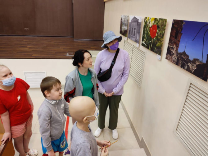 В актовом зале краевой детской больницы открылась фотовыставка работ пациентов детского онкоцентра